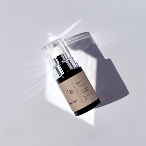 ENUNE Repair Complex Nachtserum Glasflasche mit Pumpe, regenerierendes Gesichtsserum für beanspruchte Haut