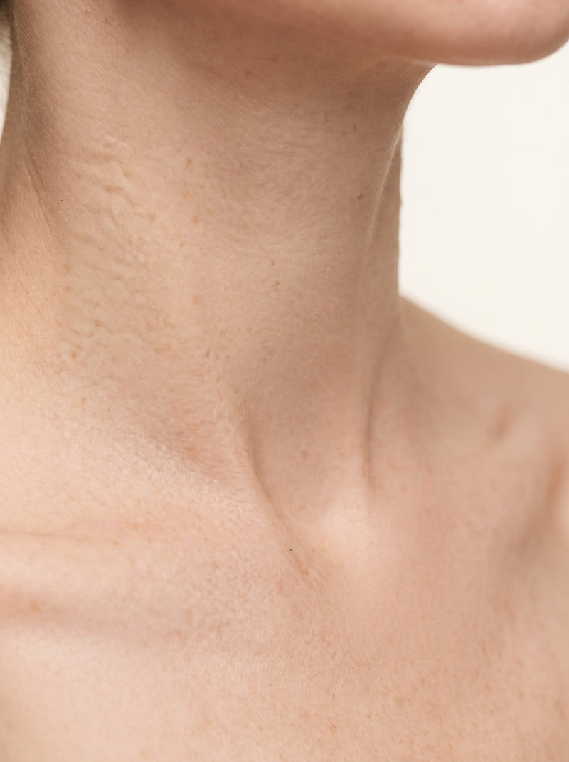 ENUNE Serum wird auf die Haut aufgetragen