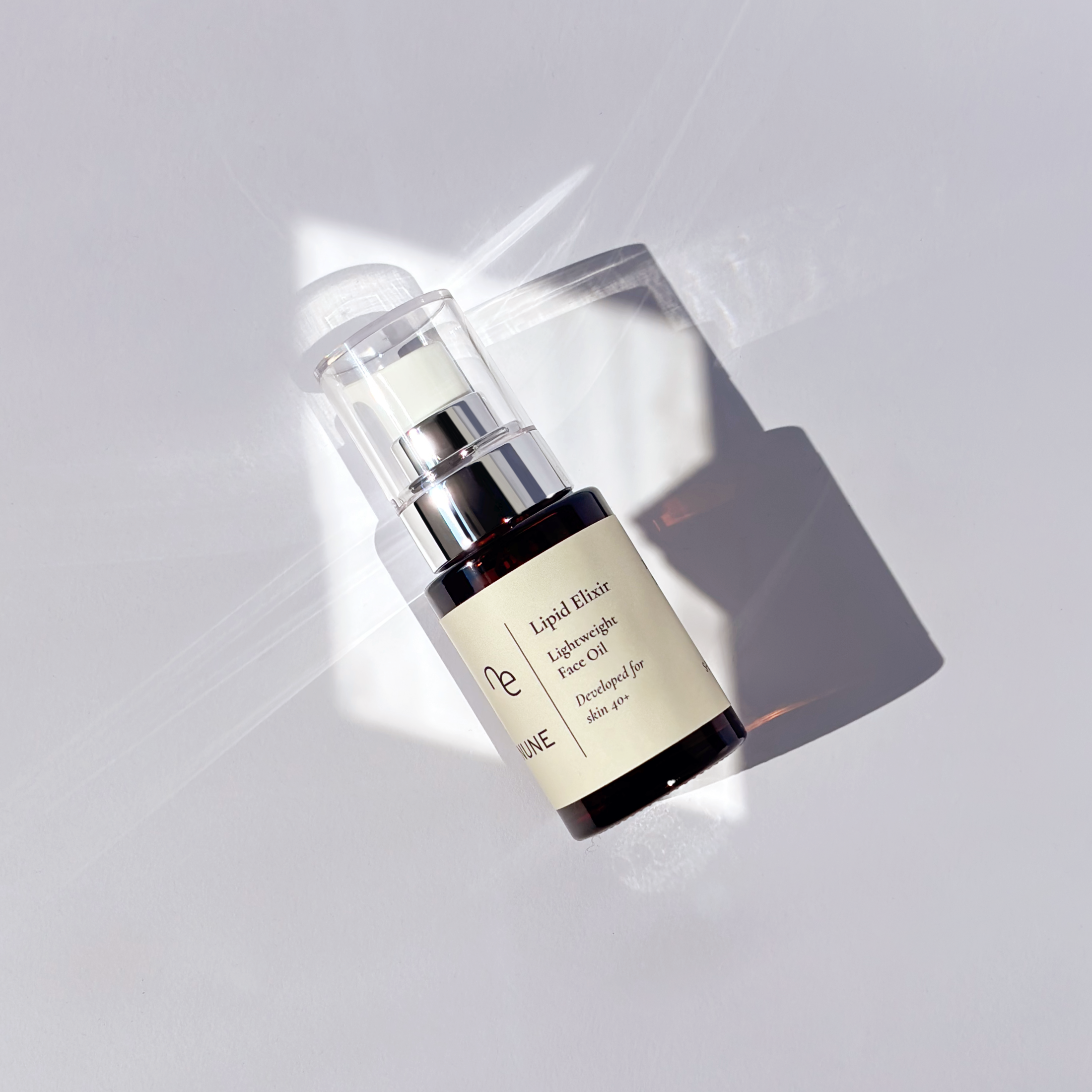 Dark amber glass pump bottle of enune Lipid Elixier face oil