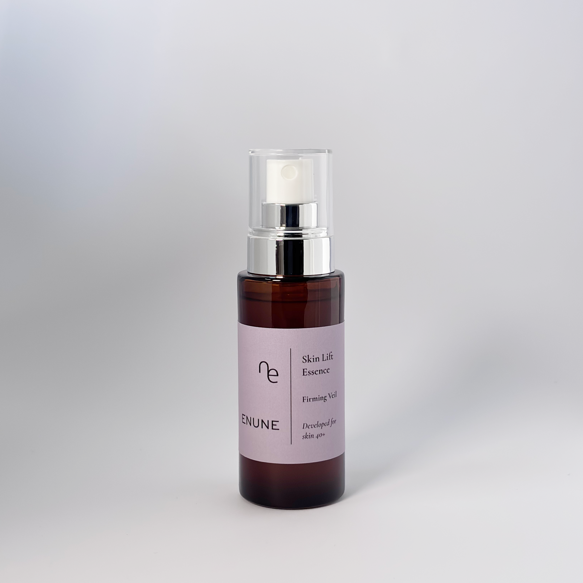 ENUNE Serum Glasflasche Detailansicht, natürliche Inhaltsstoffe für Haut ab 40
