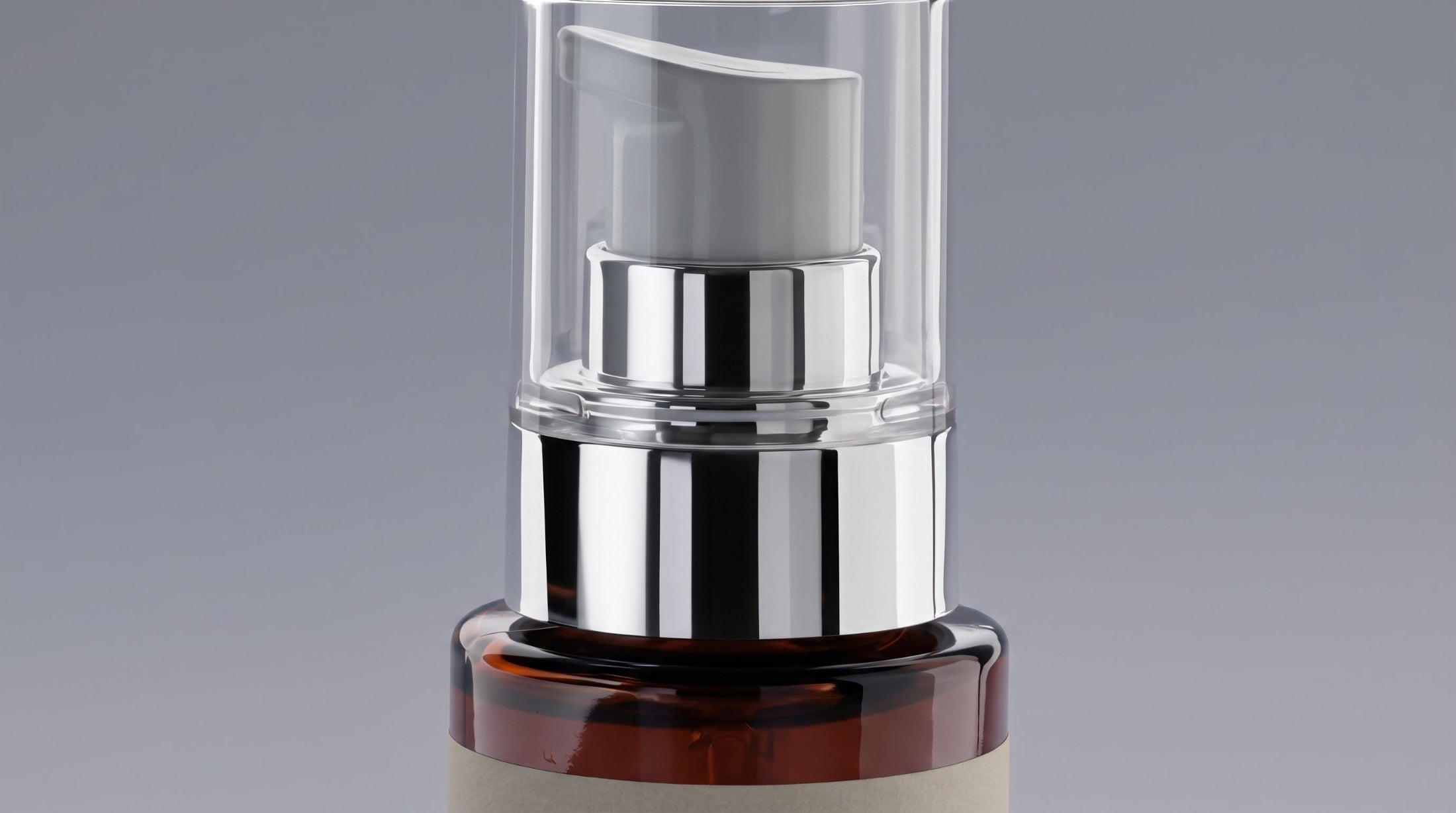 Nahaufnahme der Silberpumpe einer ENUNE Serum Glasflasche, hochwertige Dosierpumpe für präzise Anwendung