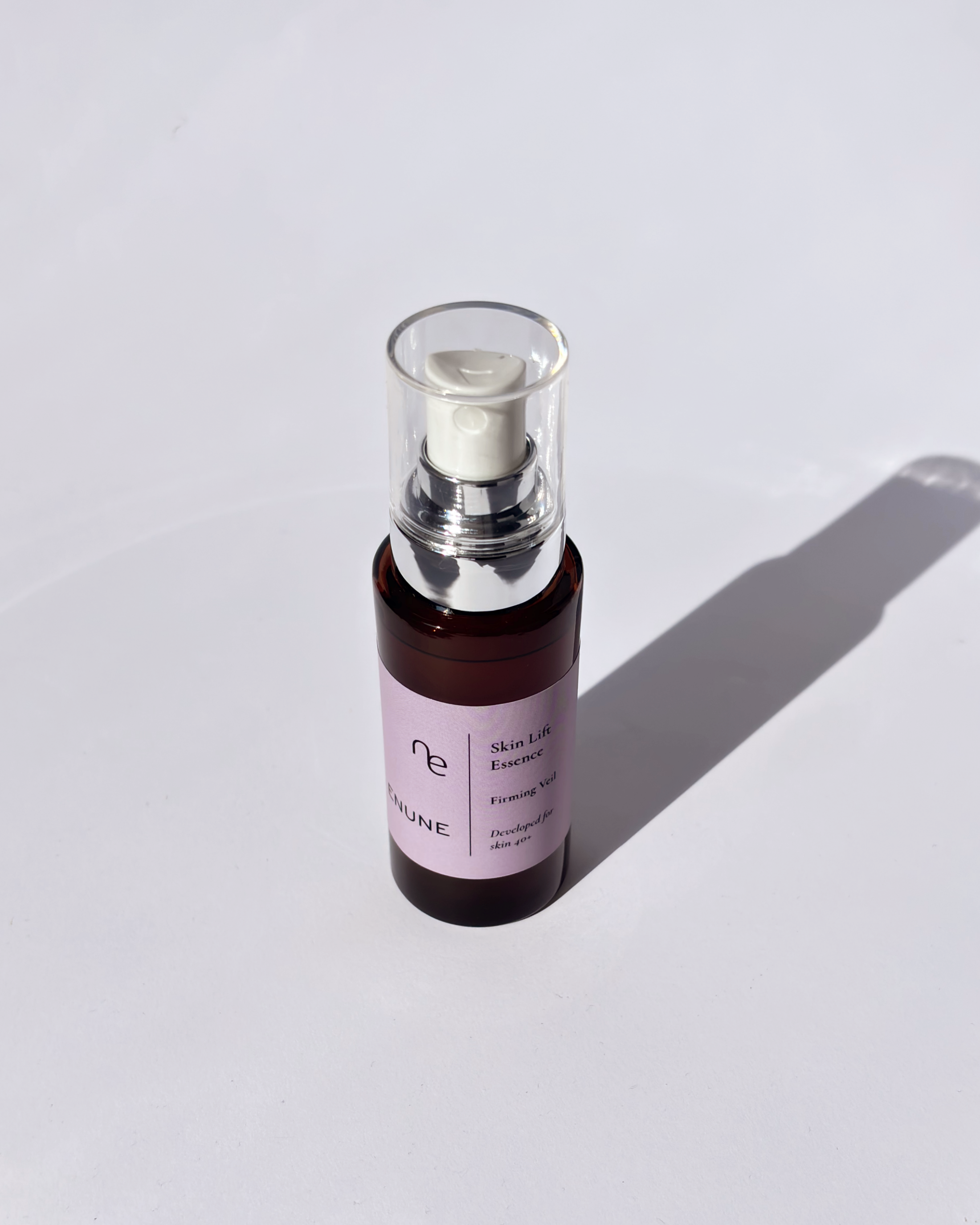 ENUNE Skin Lift Essence Konturserum, elegante braune Glasflasche mit Silberpumpe